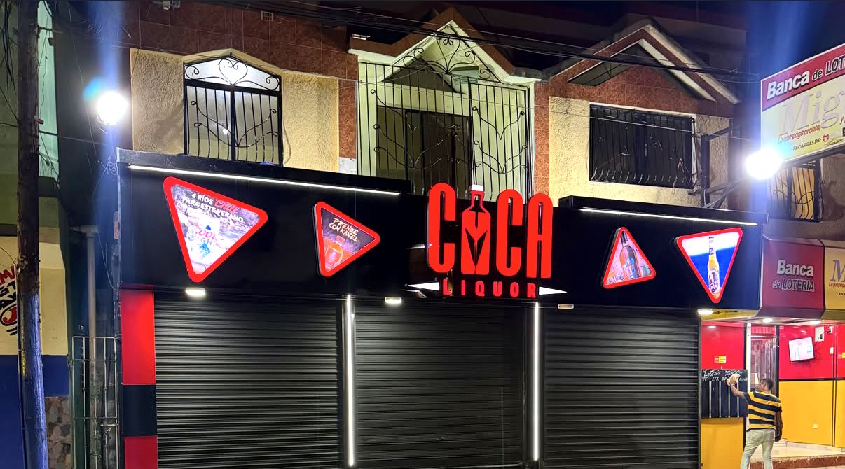 Fachada de Coca Liquor de noche